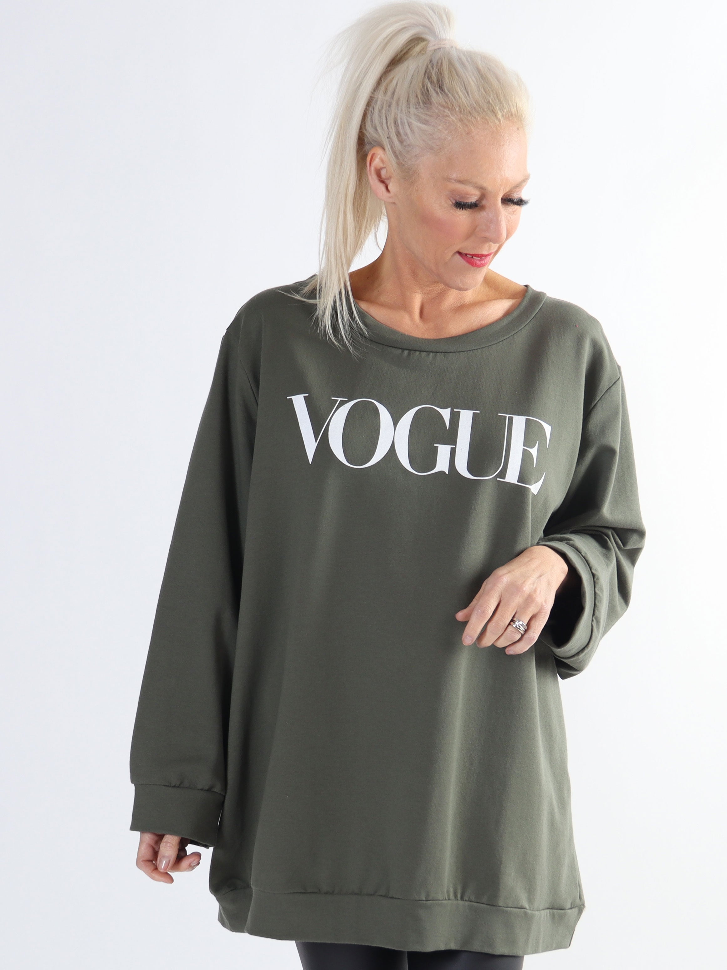 Abena - Sweatshirt i plus size med vogue på bröstet